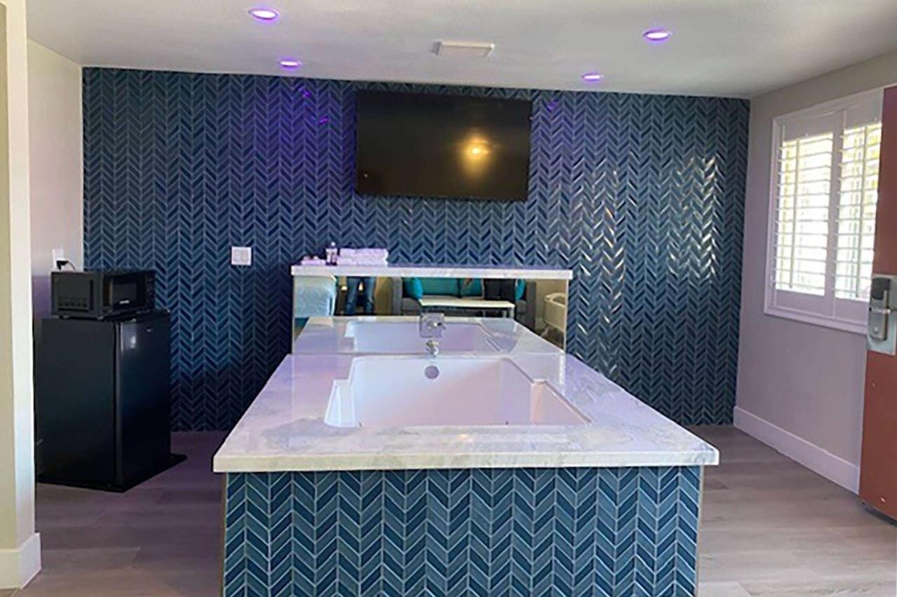 فندق Super 8 By Wyndham Oceanside Downtown المظهر الخارجي الصورة
