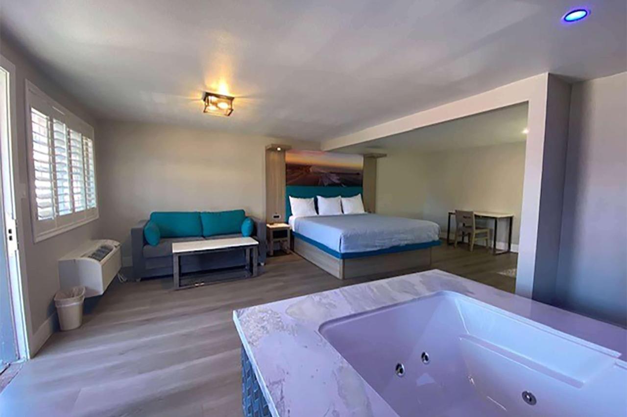 فندق Super 8 By Wyndham Oceanside Downtown المظهر الخارجي الصورة