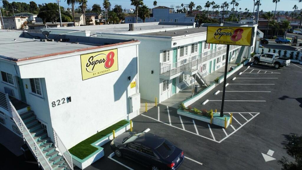 فندق Super 8 By Wyndham Oceanside Downtown المظهر الخارجي الصورة
