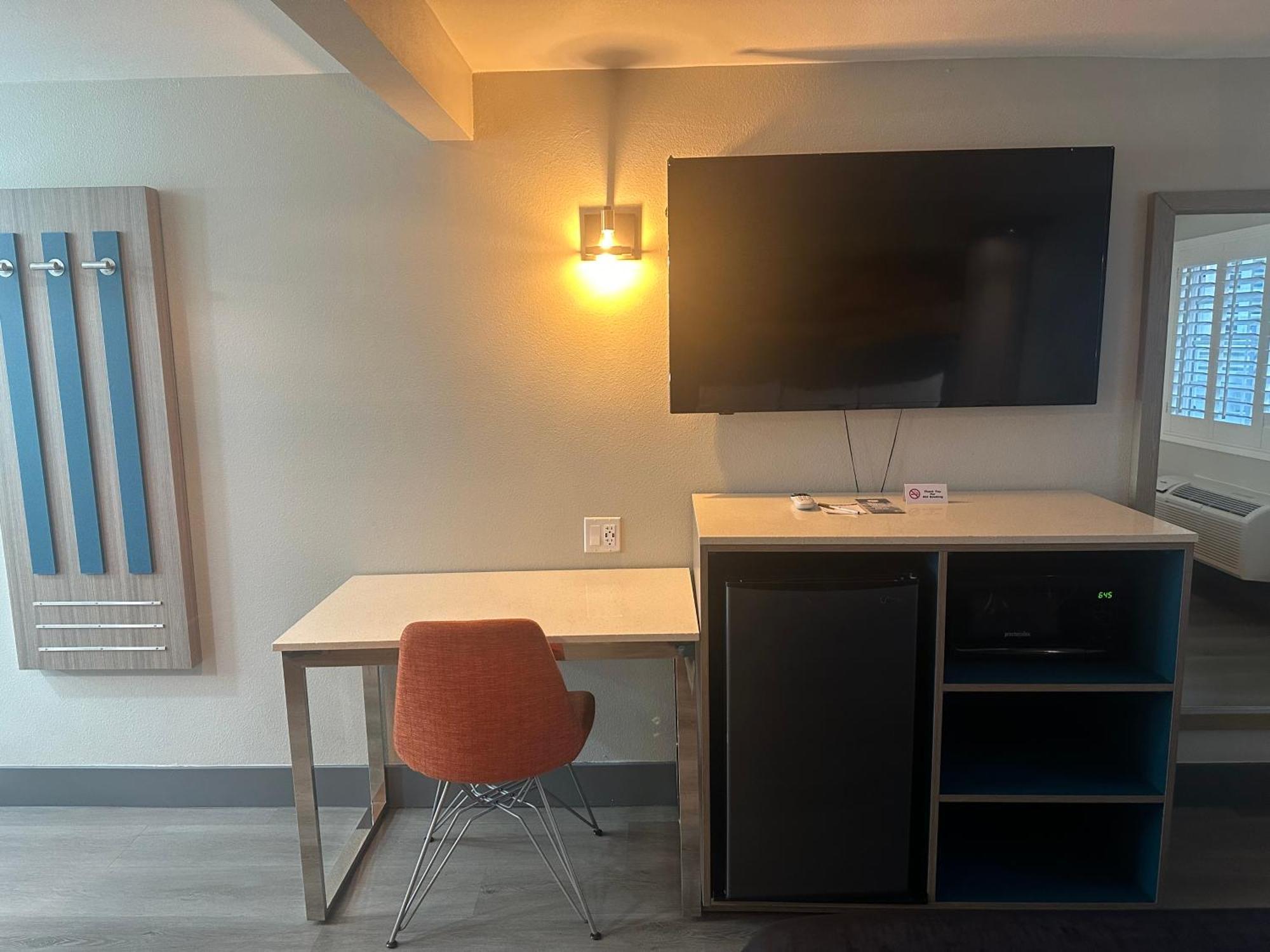 فندق Super 8 By Wyndham Oceanside Downtown المظهر الخارجي الصورة