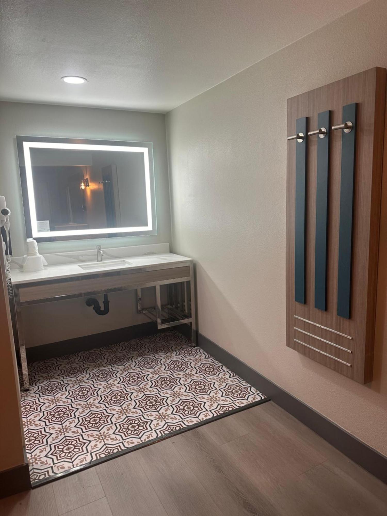 فندق Super 8 By Wyndham Oceanside Downtown المظهر الخارجي الصورة