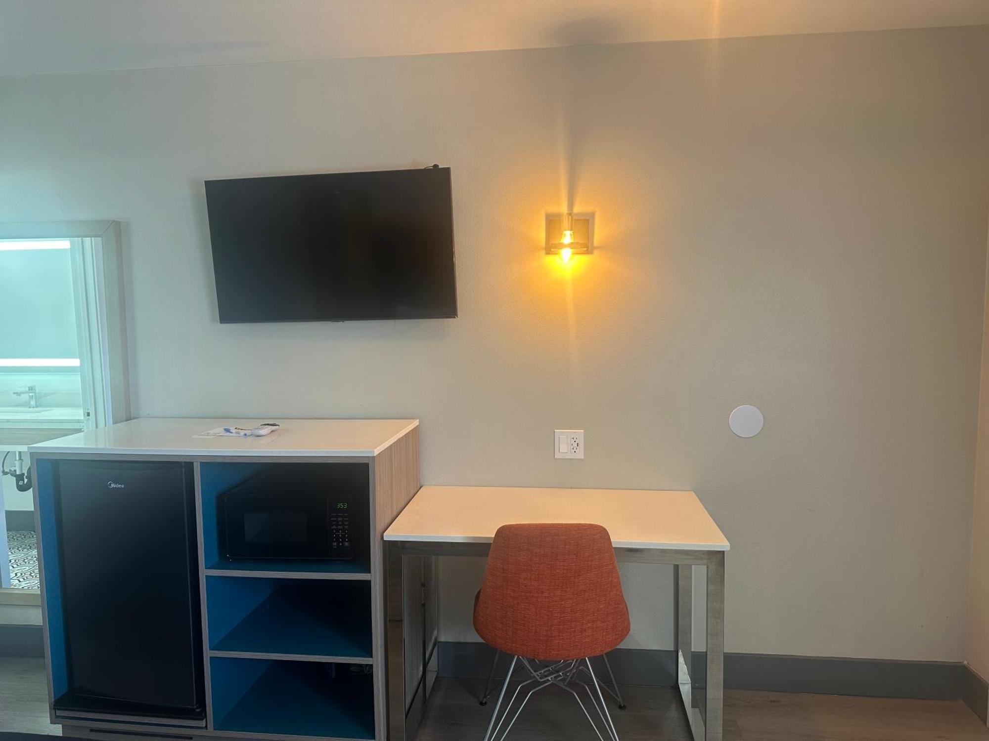 فندق Super 8 By Wyndham Oceanside Downtown المظهر الخارجي الصورة