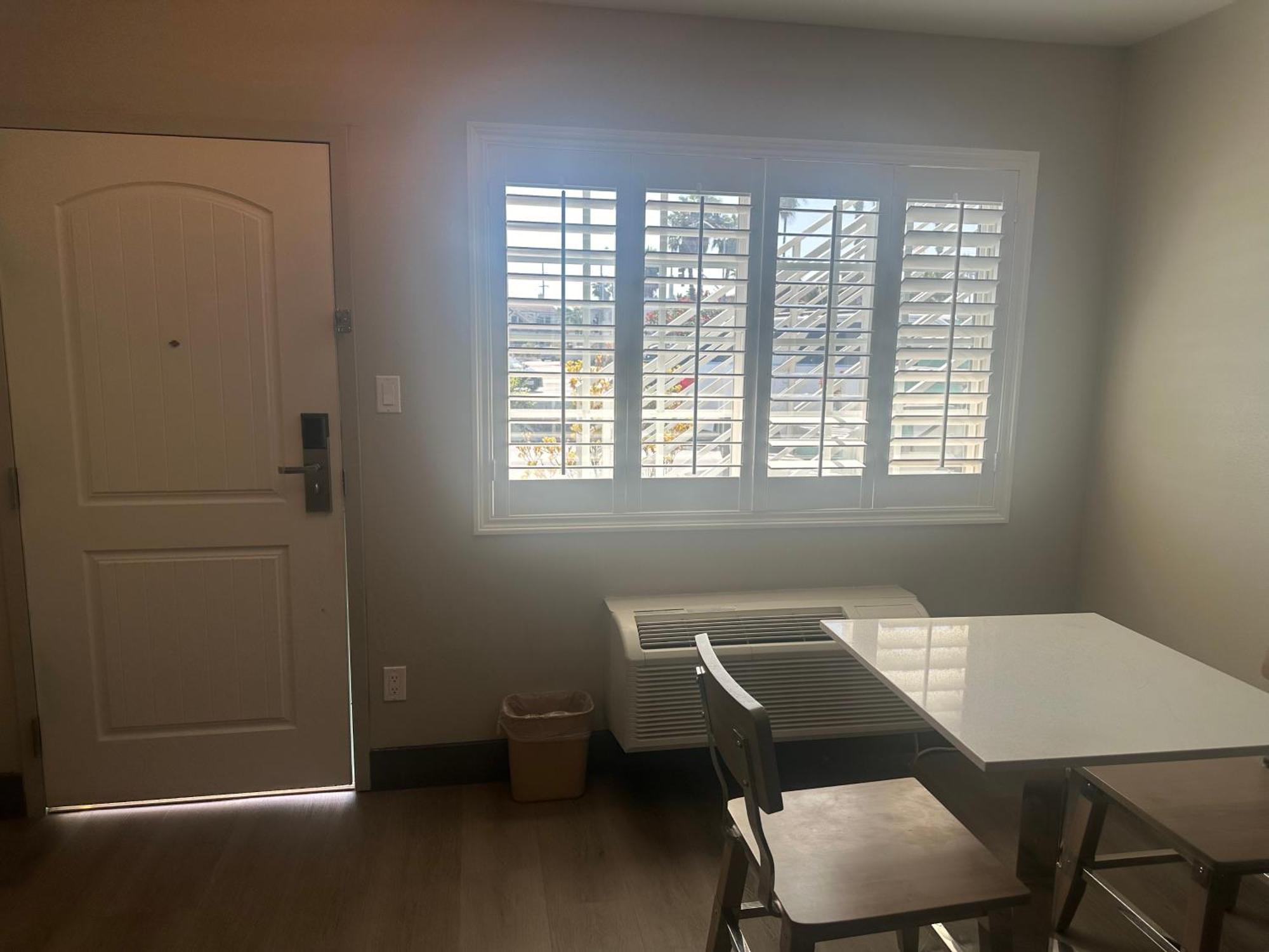 فندق Super 8 By Wyndham Oceanside Downtown المظهر الخارجي الصورة