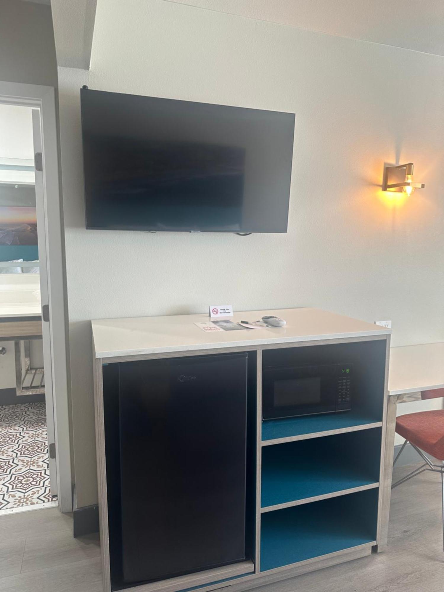 فندق Super 8 By Wyndham Oceanside Downtown المظهر الخارجي الصورة