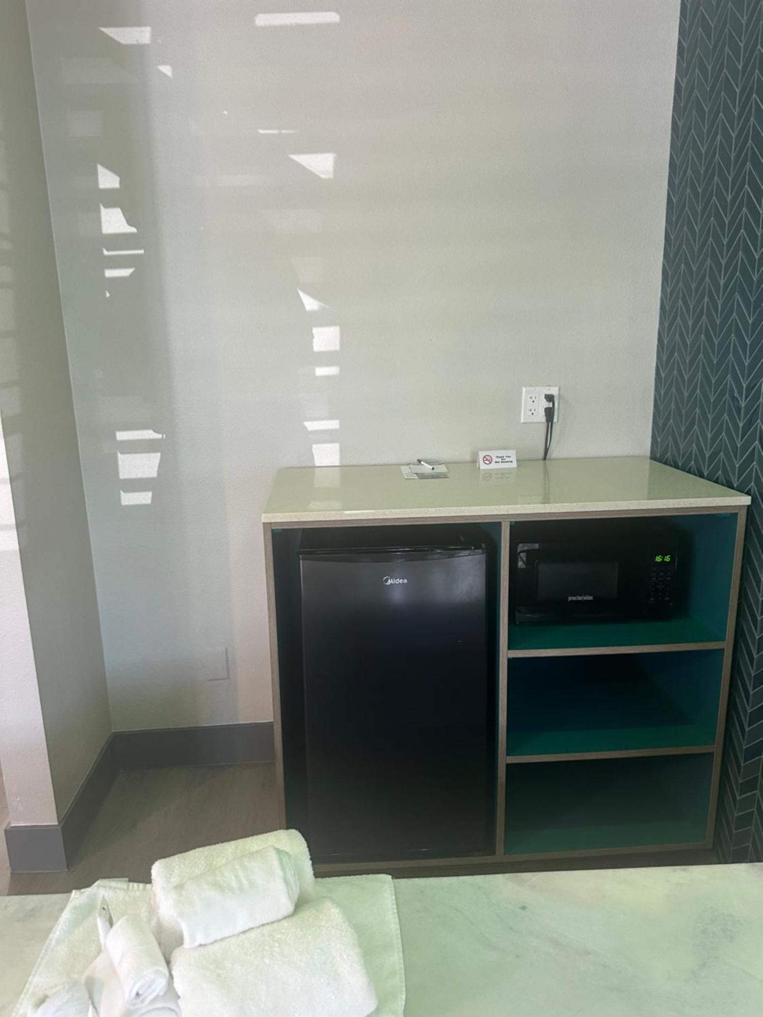 فندق Super 8 By Wyndham Oceanside Downtown المظهر الخارجي الصورة