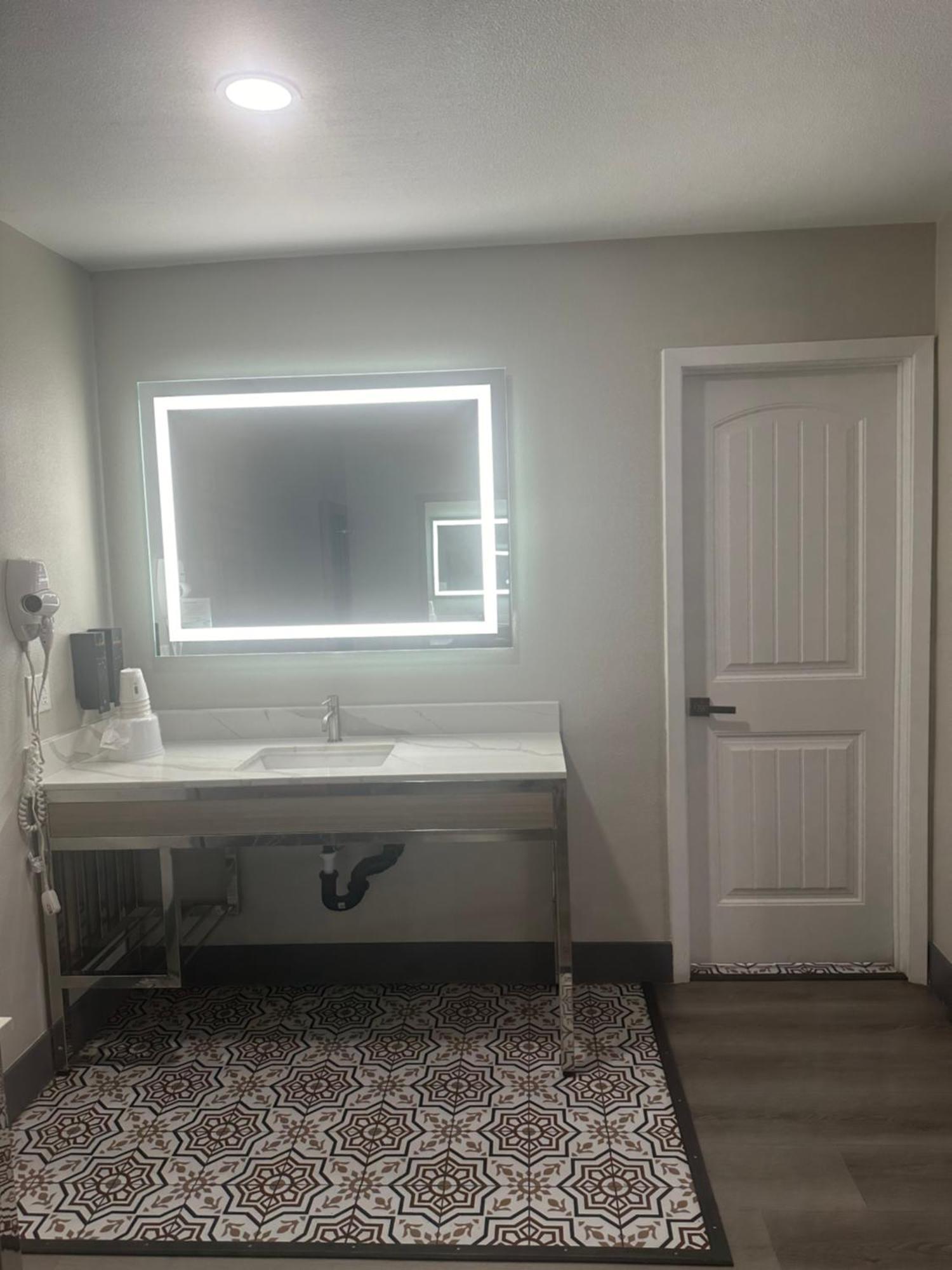 فندق Super 8 By Wyndham Oceanside Downtown المظهر الخارجي الصورة