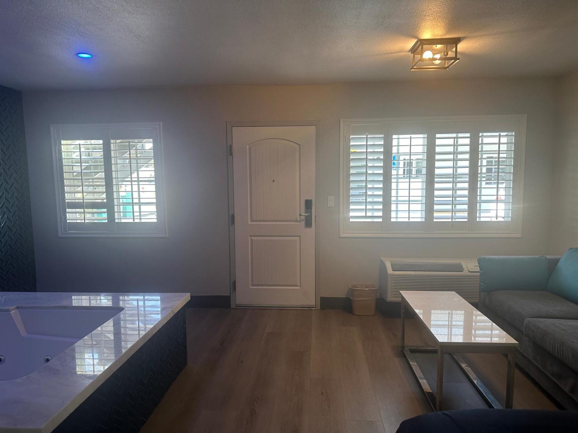 فندق Super 8 By Wyndham Oceanside Downtown المظهر الخارجي الصورة