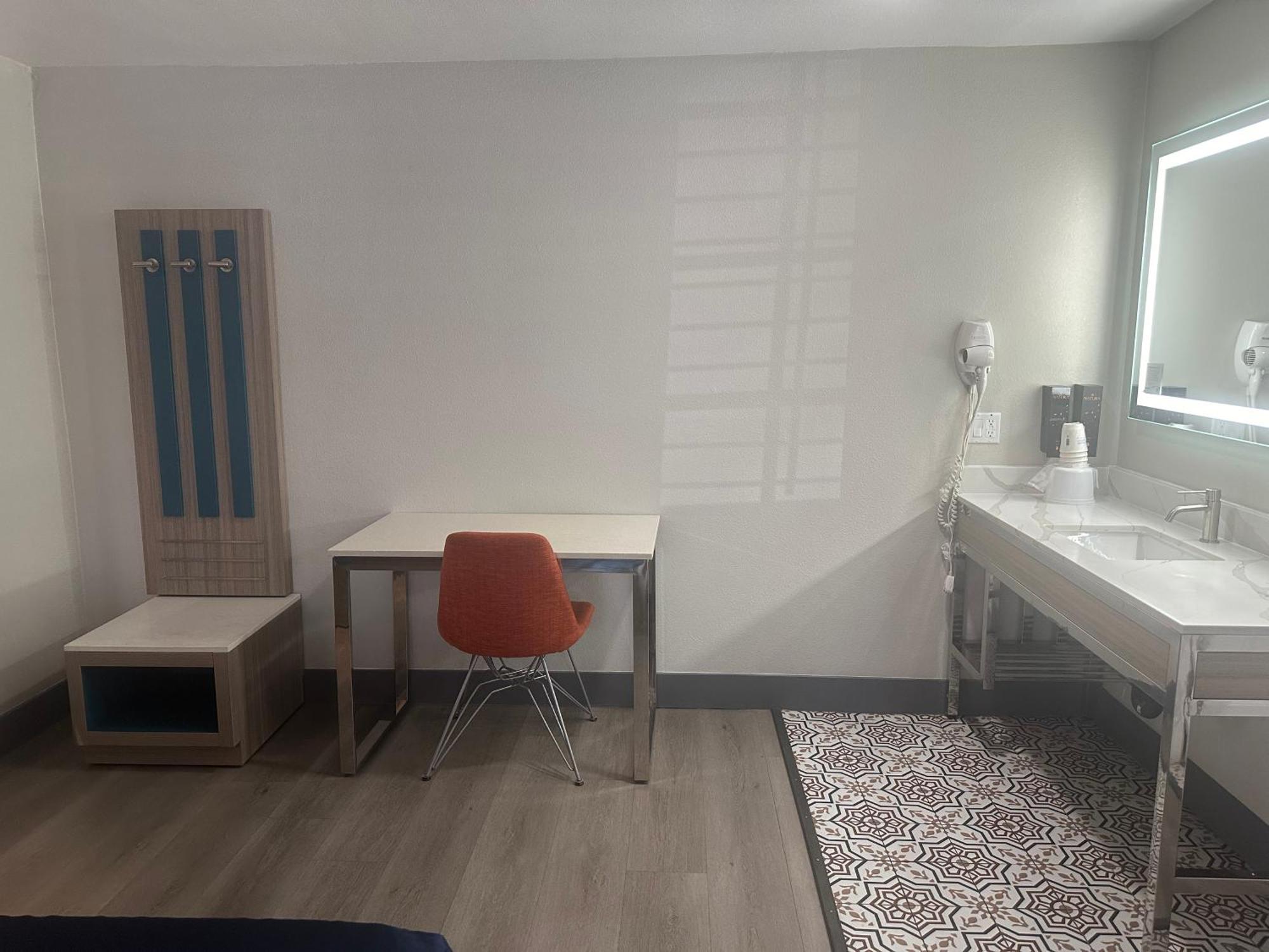 فندق Super 8 By Wyndham Oceanside Downtown المظهر الخارجي الصورة