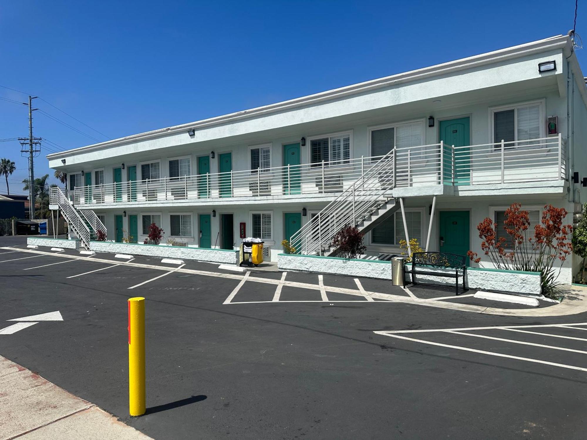 فندق Super 8 By Wyndham Oceanside Downtown المظهر الخارجي الصورة