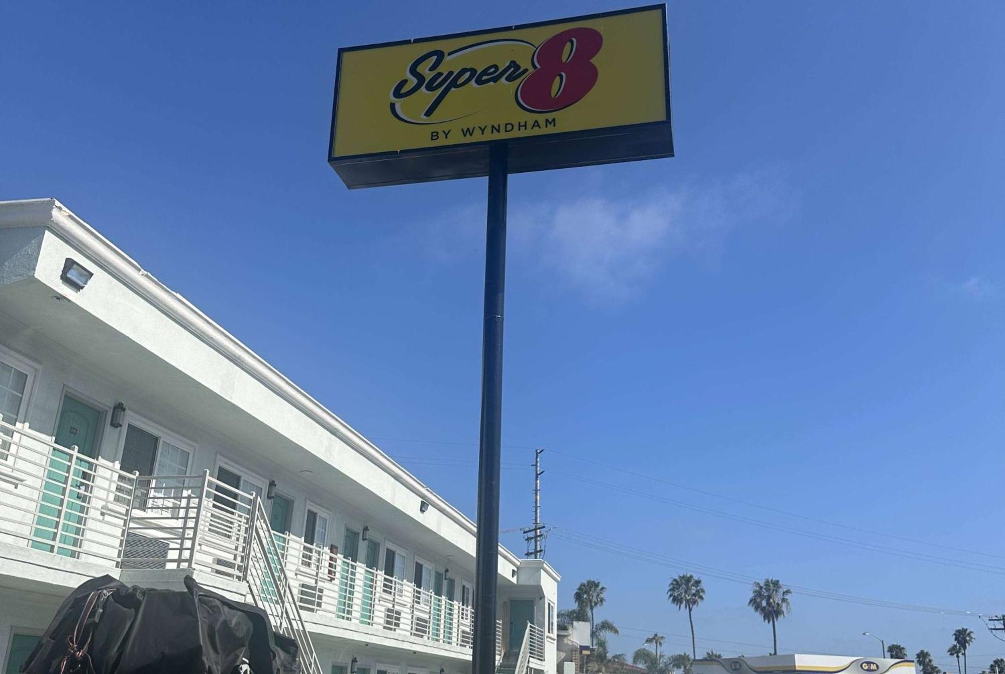 فندق Super 8 By Wyndham Oceanside Downtown المظهر الخارجي الصورة