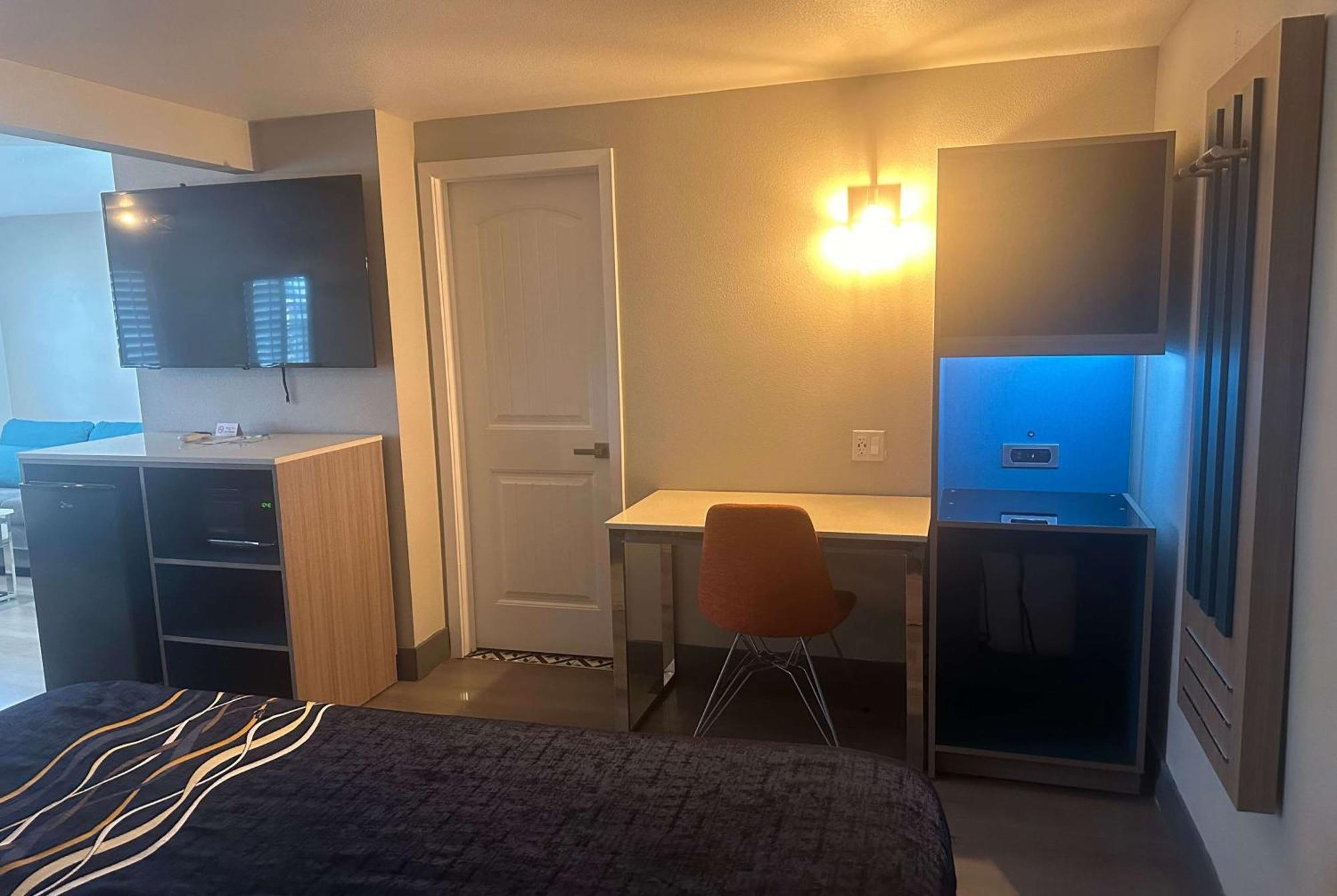 فندق Super 8 By Wyndham Oceanside Downtown المظهر الخارجي الصورة