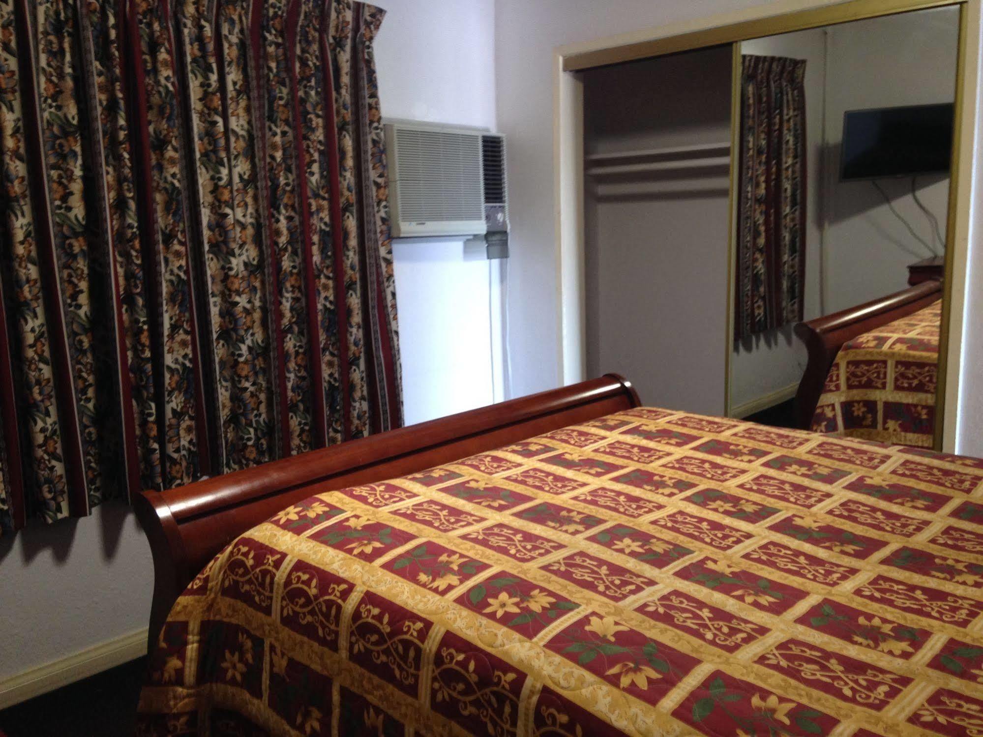 فندق Super 8 By Wyndham Oceanside Downtown المظهر الخارجي الصورة